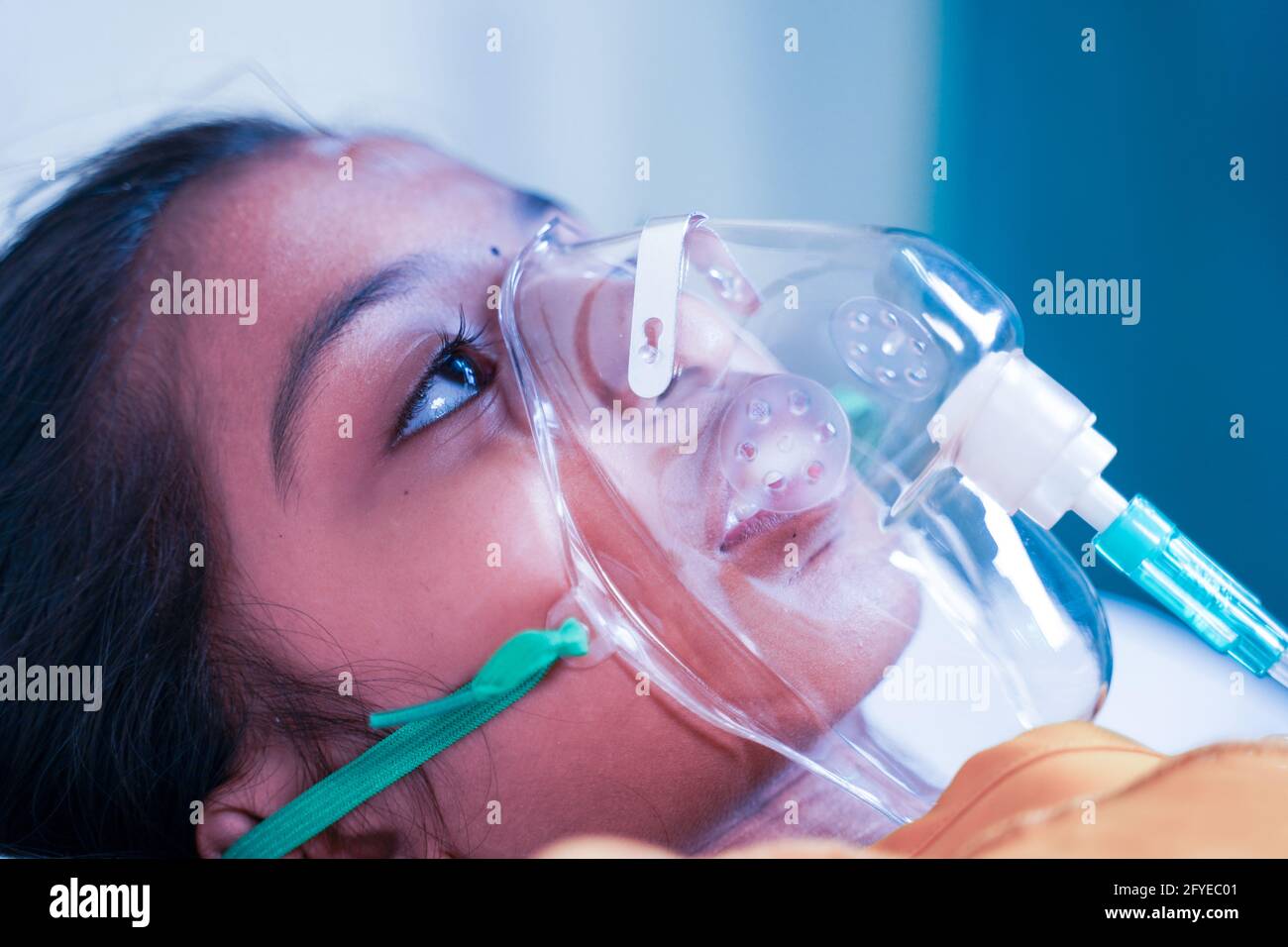 Gros plan de la petite fille qui respire sur le ventilateur masque d'oxygène à l'hôpital en raison de l'essoufflement du covid-19 du coronavirus ou dyspnée - concept de Banque D'Images
