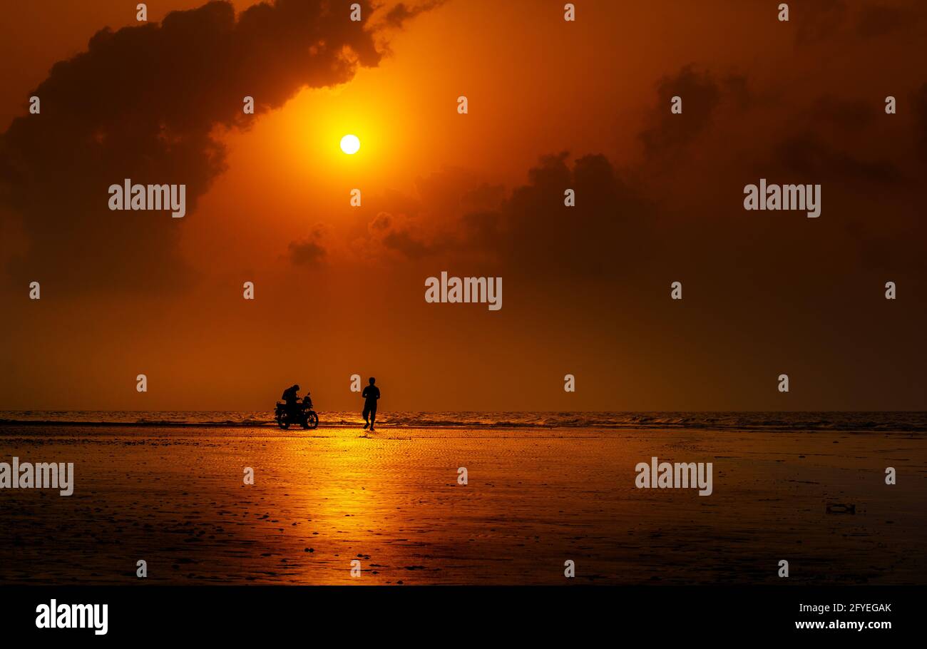 Beau lever de soleil sur la mer Banque D'Images