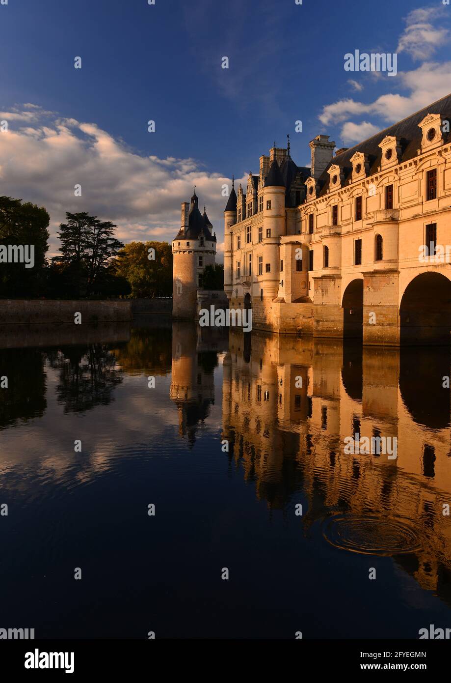 FRANCE. INDRE-ET-LOIRE (37) CHENONCEAUX, VUE GÉNÉRALE DE LA FAÇADE OCCIDENTALE CHÂTEAU CHENONCEAU SUR LE CHER, AU COUCHER DU SOLEIL AVEC SON REFLET (ARCHITE Banque D'Images