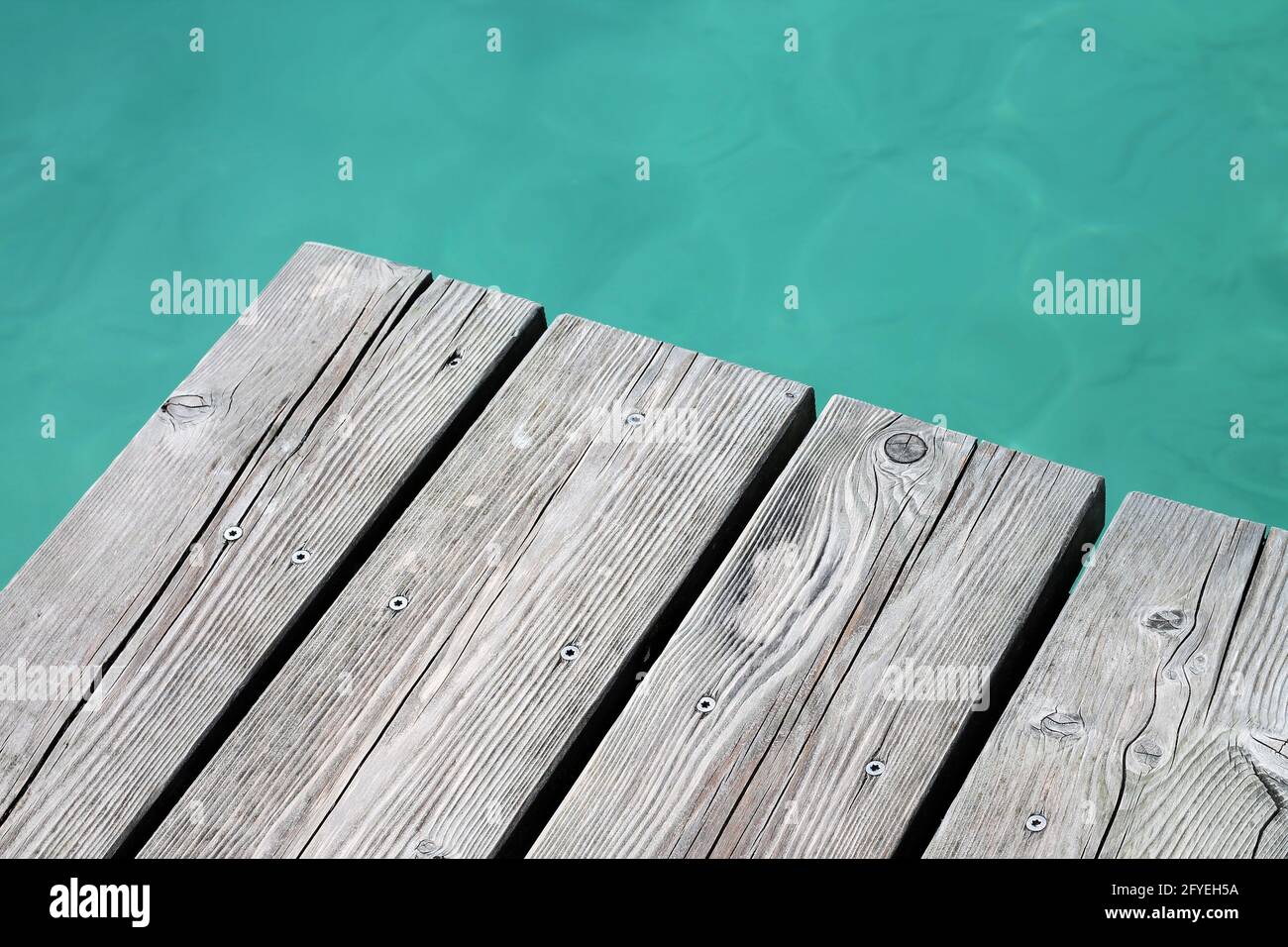 Fond de lac avec jetée en bois vide. Banque D'Images