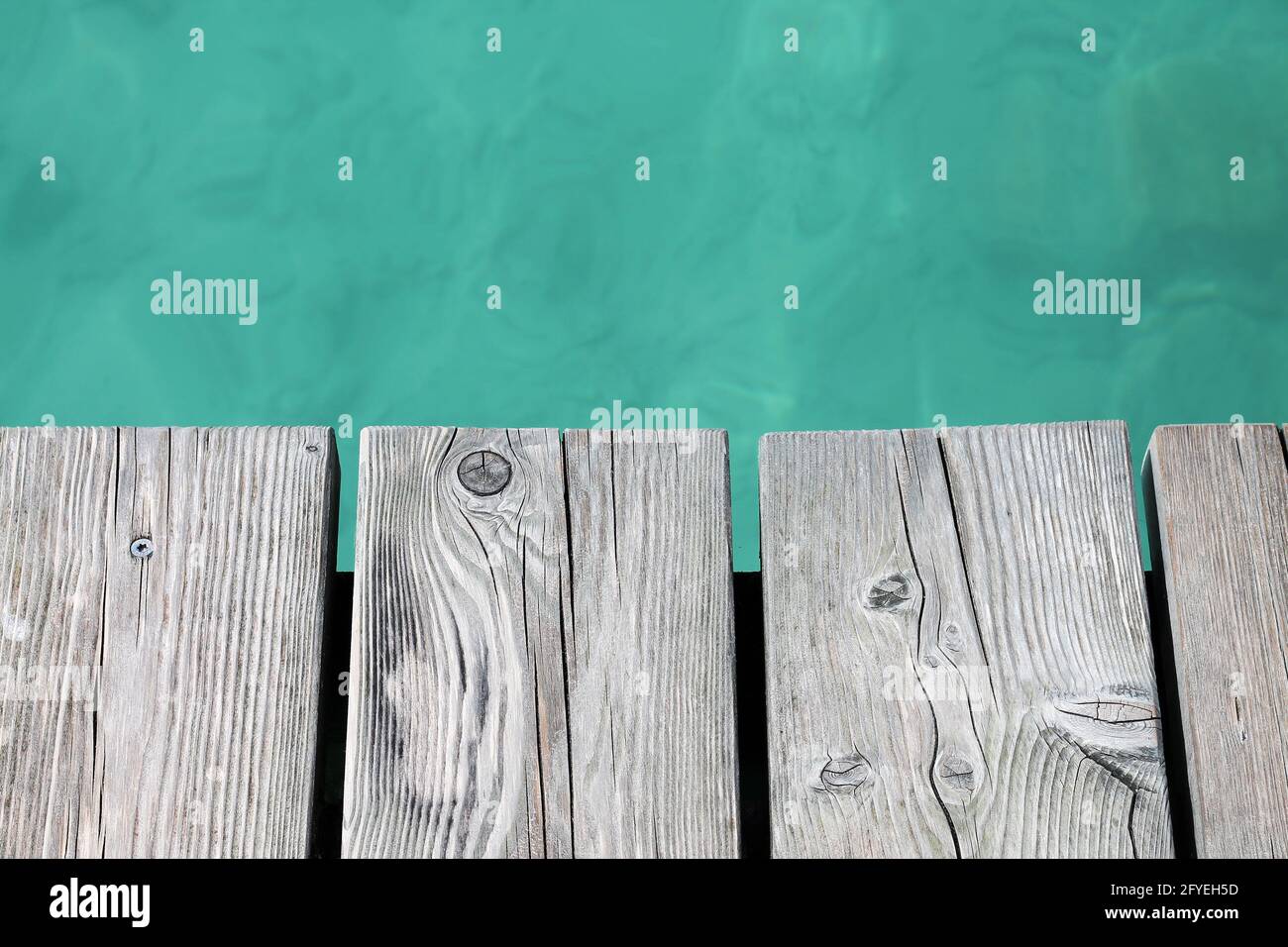 Fond de lac avec jetée en bois vide. Banque D'Images