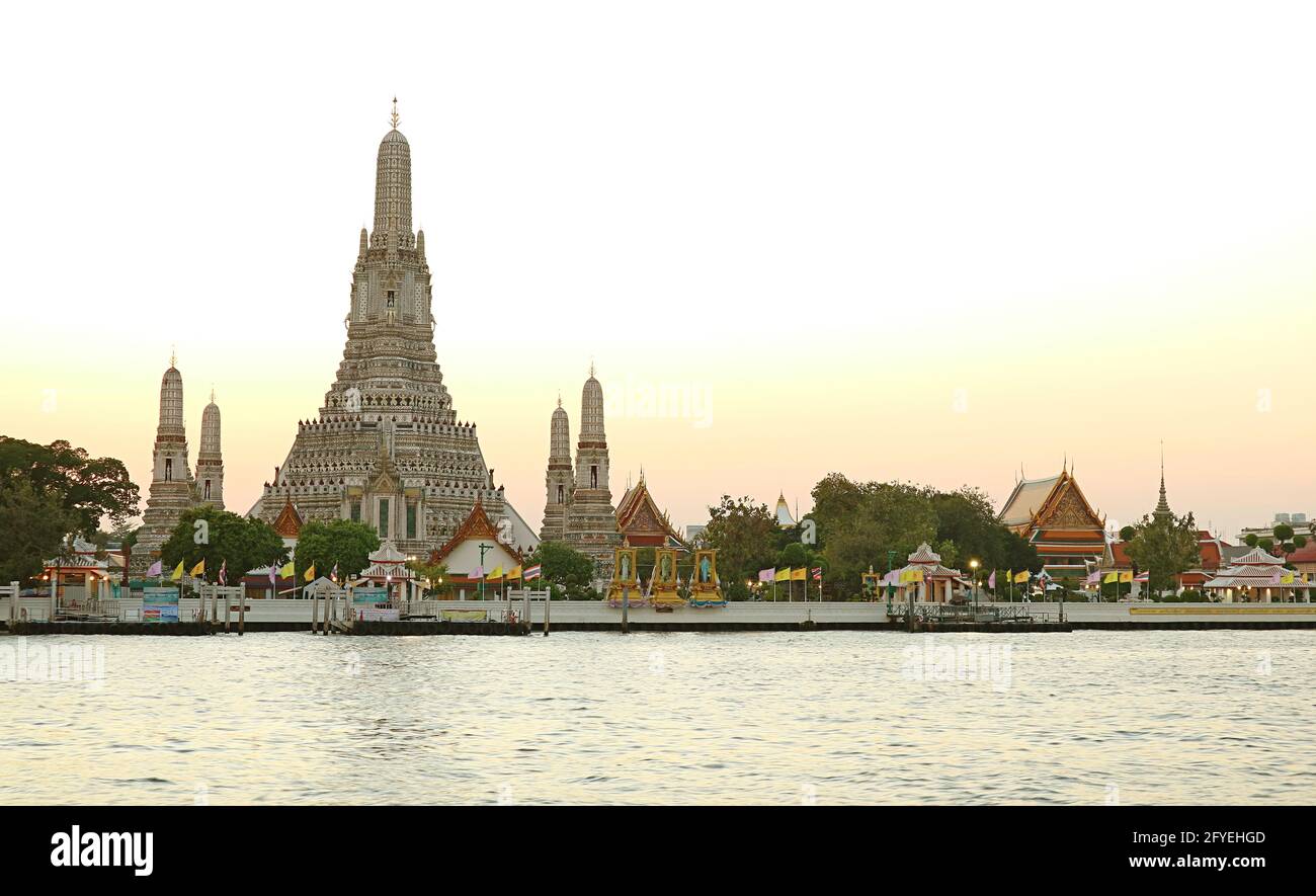 Vue imprenable sur Wat Arun ou le Temple de l'Aube sur la rive du fleuve Chao Phraya dans le quartier de Thonburi, Bangkok, Thaïlande Banque D'Images