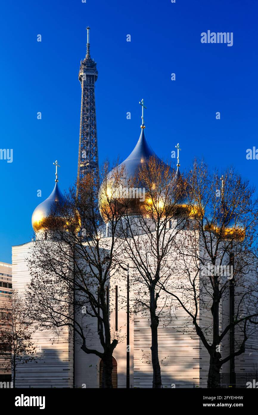 FRANCE. PARIS (75) COUPOLES DE LA NOUVELLE CATHÉDRALE ORTHODOXE RUSSE SAINTE-TRINITE PAR L'ARCHITECTE JEAN-MICHEL WILMOTTE, TOUR EIFFEL EN ARRIÈRE-PLAN Banque D'Images