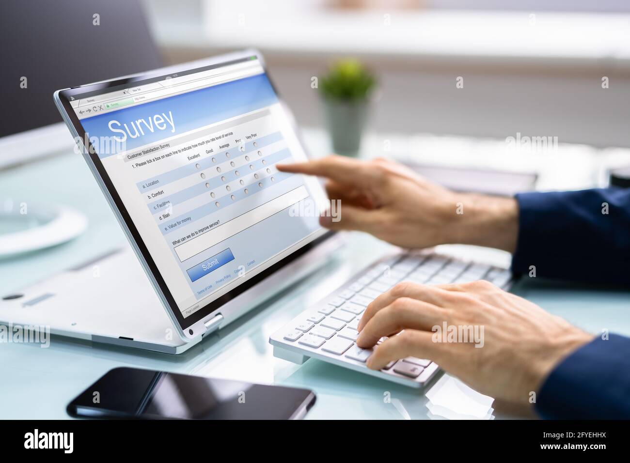 Questionnaire numérique en ligne et formulaire d'enquête sur tablette Banque D'Images