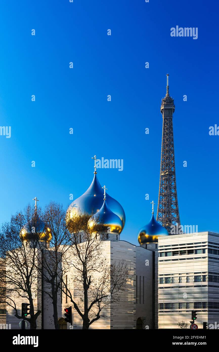 FRANCE. PARIS (75) COUPOLES DE LA NOUVELLE CATHÉDRALE ORTHODOXE RUSSE SAINTE-TRINITE PAR L'ARCHITECTE JEAN-MICHEL WILMOTTE, TOUR EIFFEL EN ARRIÈRE-PLAN Banque D'Images