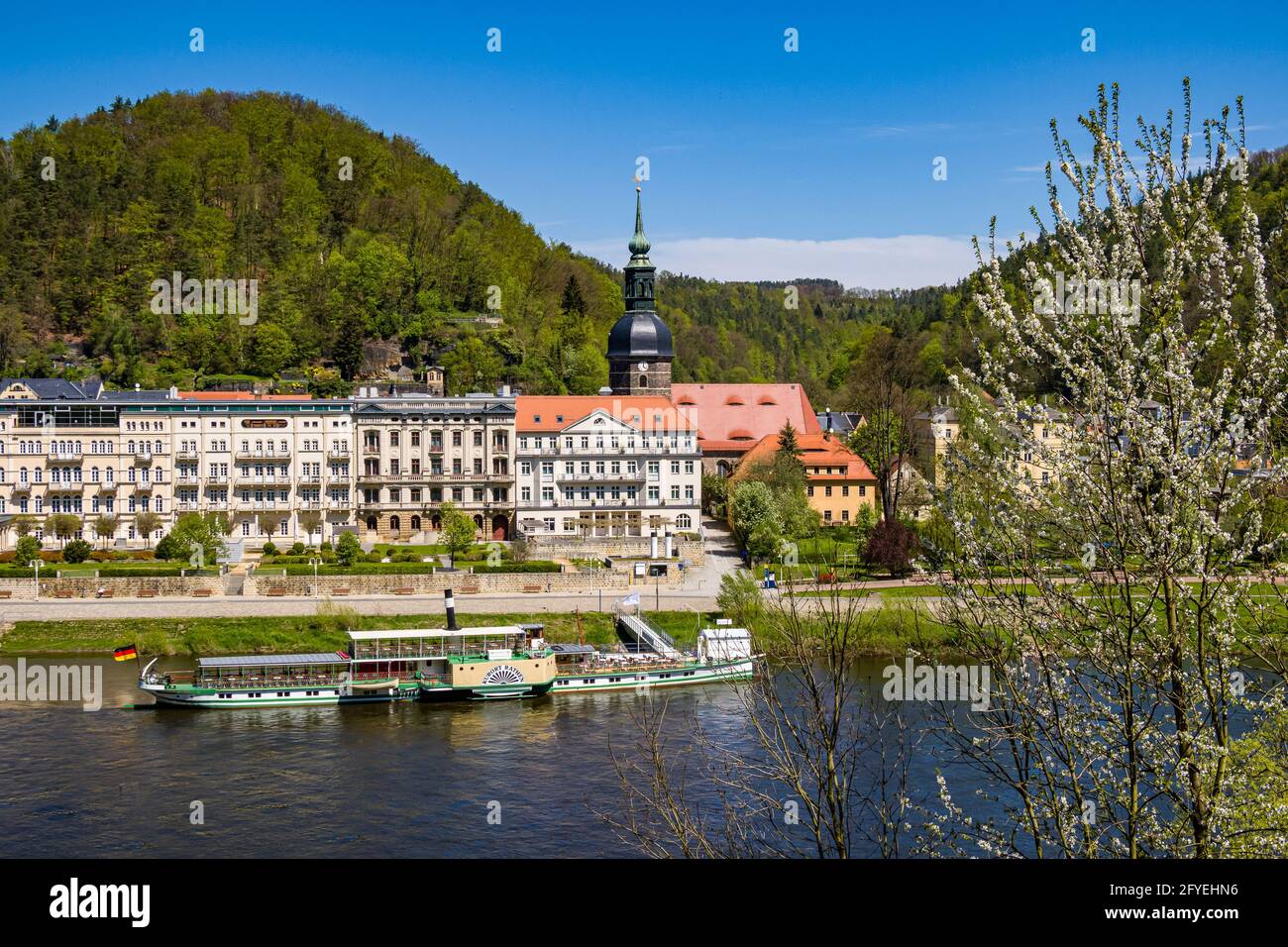 Partie de la petite ville avec l'hôtel Elbresidenz et l'église Saint Johannes, vue de l'autre côté de l'Elbe. Banque D'Images