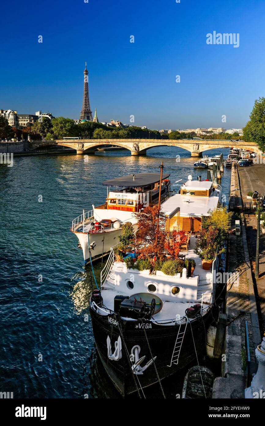 FRANCE. PARIS (75) VUE SUR LA SEINE ET SES BARGES, LE PONT DES INVALIDES ET LA TOUR EIFFEL Banque D'Images