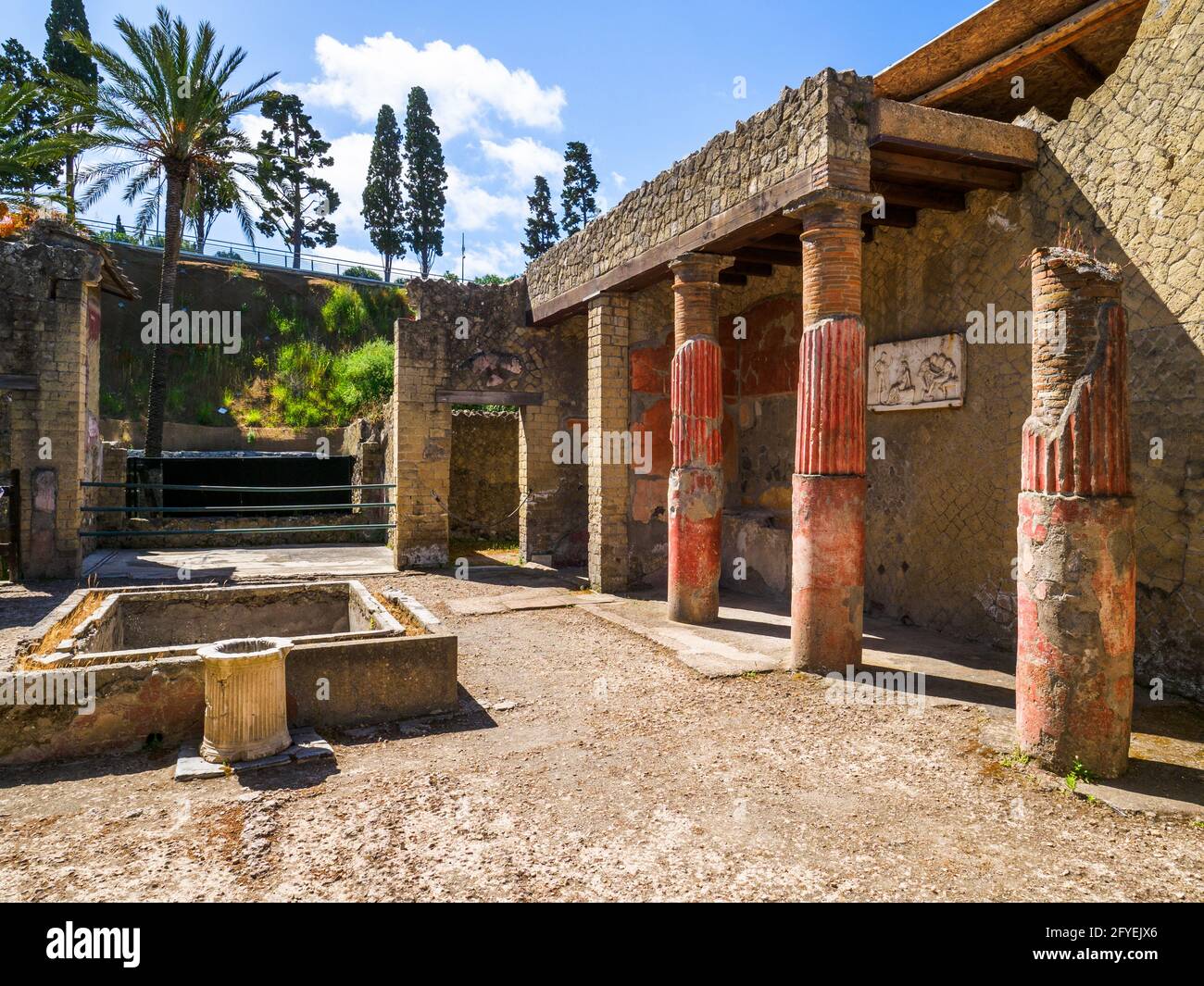 Atrium (hall central) avec un imluvium central (réservoir d'eau) et colonnes - Maison du relief de Telefus (Casa del Rilievo di Telefo) - ruines d'Herculanum, Italie Banque D'Images