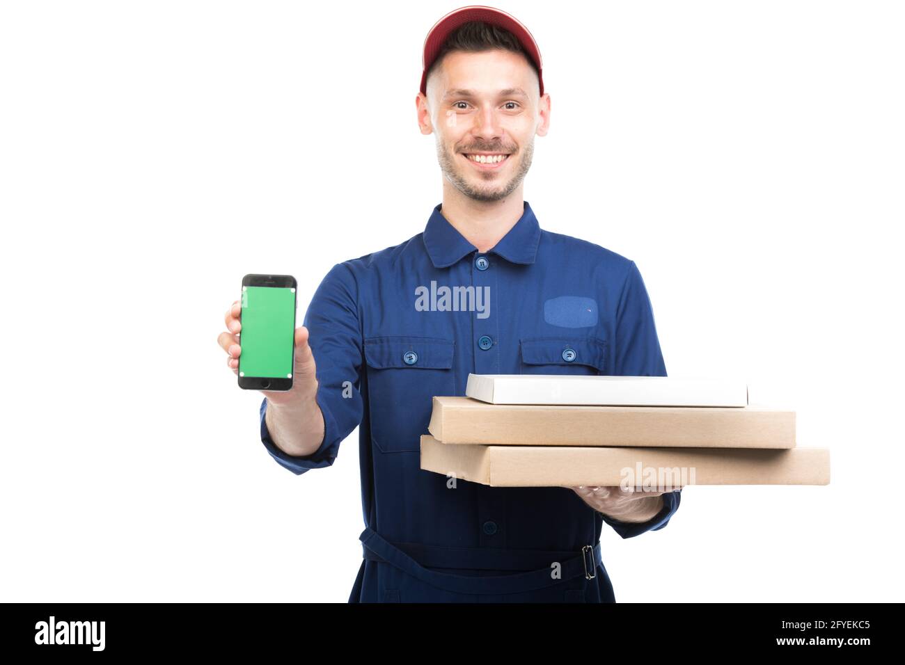 Portrait horizontal moyen d'un jeune adulte élégant de type de pizza caucasienne tenant des boîtes et smartphone regardant l'appareil photo, fond blanc Banque D'Images