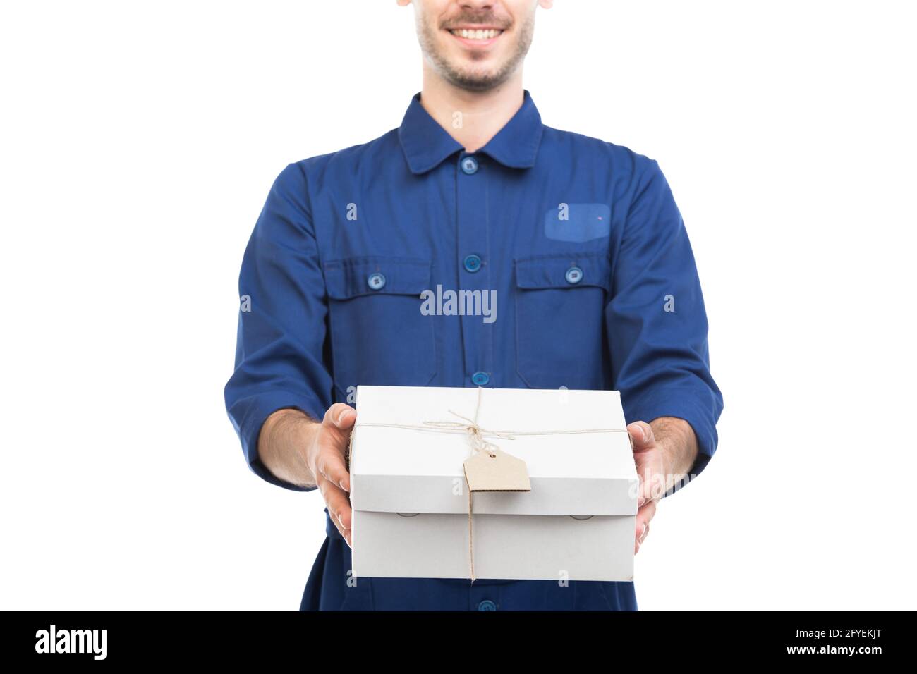 Portrait horizontal moyen d'un jeune adulte de belle taille, liveur caucasien portant une boîte de maintien uniforme bleue, fond blanc Banque D'Images