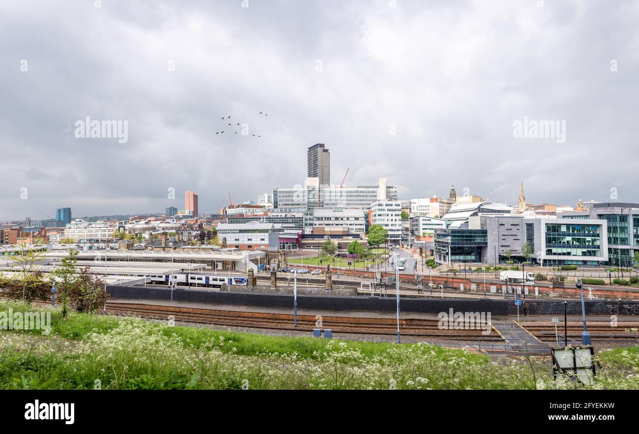 Sheffield City Centre UK pas de logos ni de panneaux panoramique vue grand angle ville de l'acier avec la gare et le campus de l'université de Hallam sous un ciel spectaculaire. Banque D'Images