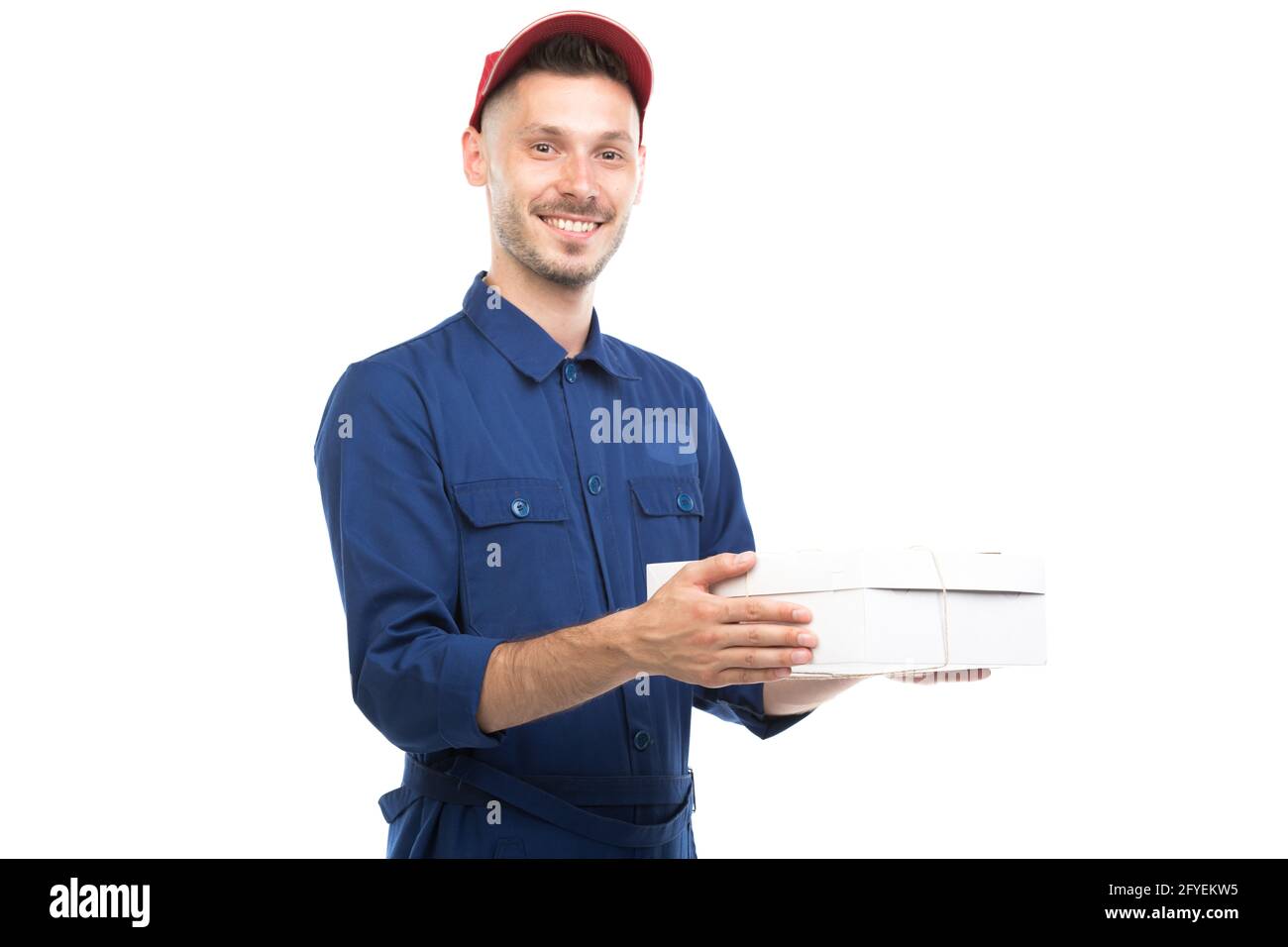 Portrait horizontal moyen d'un jeune adulte de belle taille, liveur caucasien portant une boîte de maintien uniforme bleue, fond blanc Banque D'Images