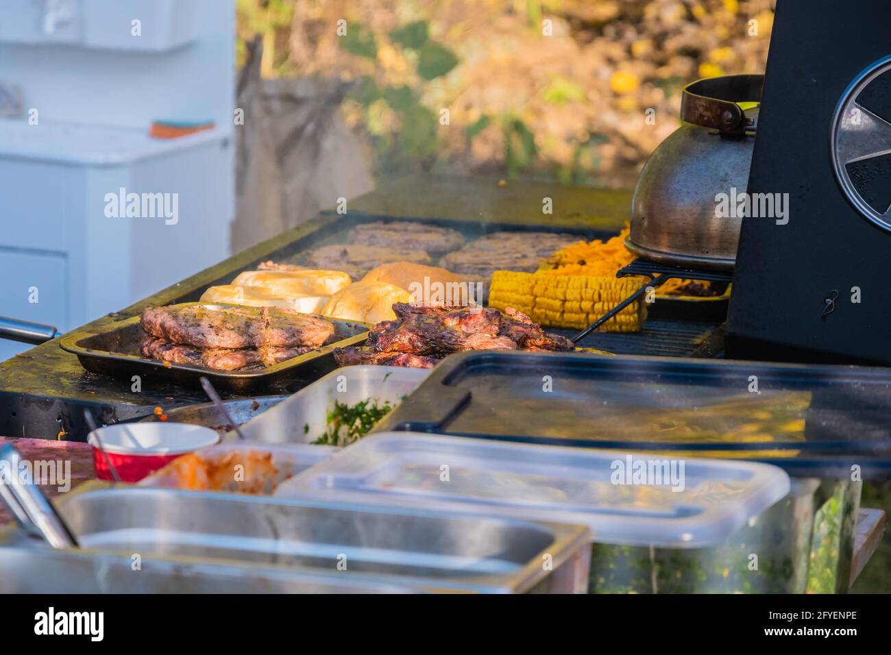 Ingrédients pour un hamburger. Fête du barbecue dans le parc de la ville. Restauration rapide dans la rue. Banque D'Images