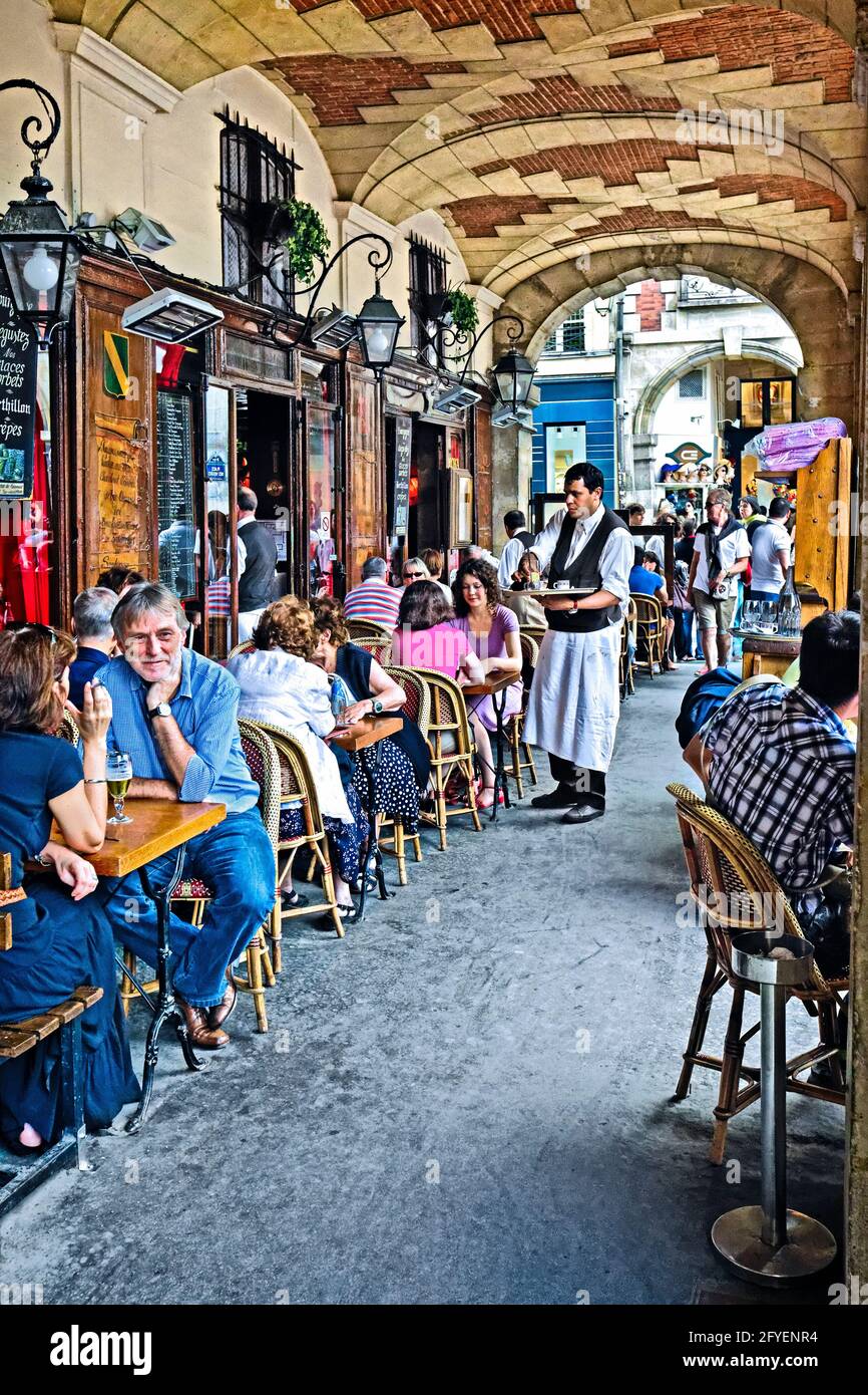 FRANCE. PARIS (75) PERSONNES SUR UNE TERRASSE CAFÉ-RESTAURANT, SOUS LES ARCHES, SUR LA PLACE DES VOSGES Banque D'Images
