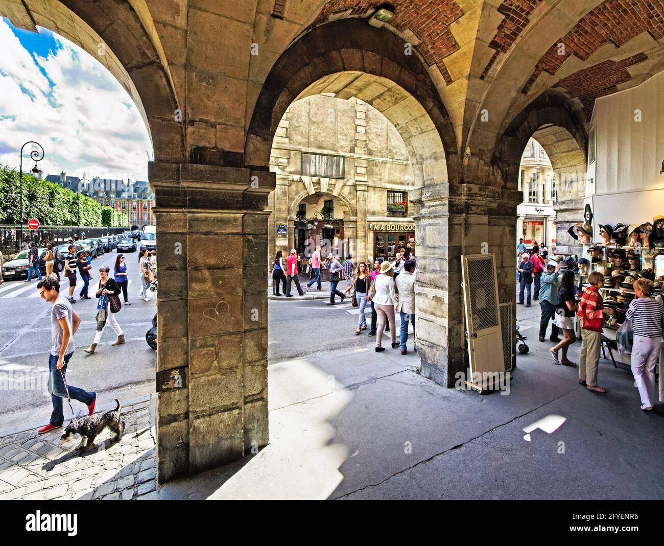 FRANCE. PARIS (75) QUARTIER DU MARAIS, ARCHES DE LA PLACE DES VOSGES Banque D'Images