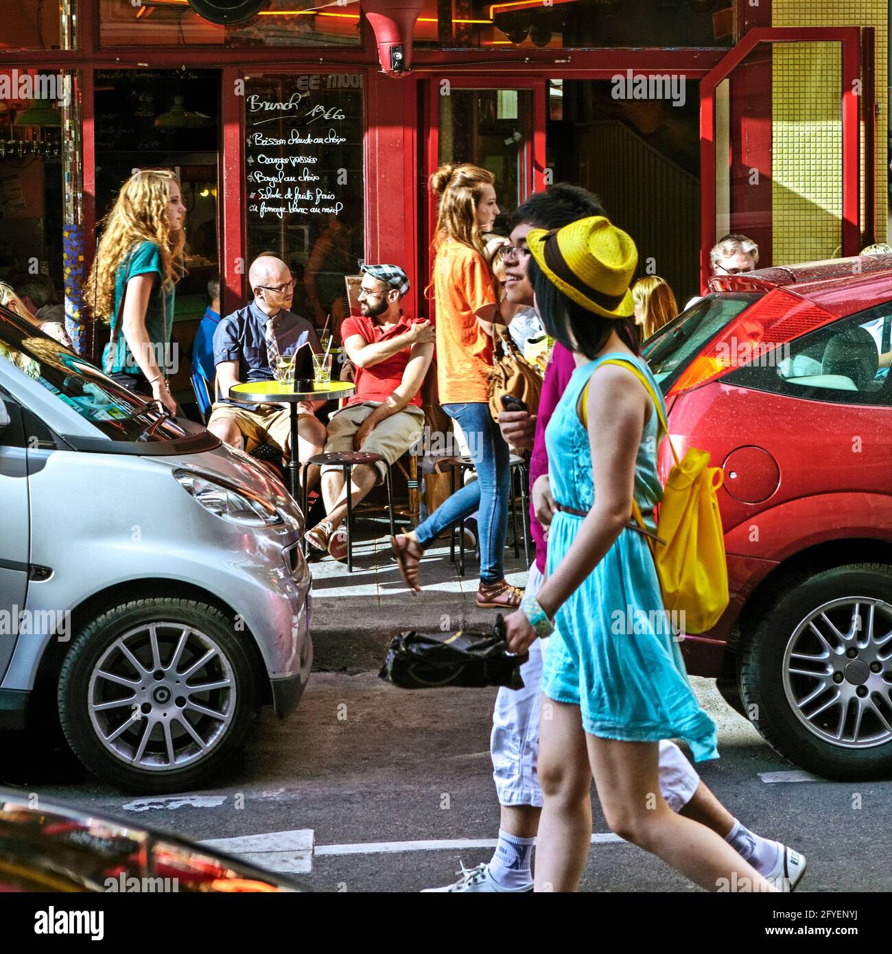 FRANCE. PARIS (75) LE MARAIS, PERSONNES ASSISES SUR LA TERRASSE DU BISTROT DANS LE QUARTIER GAY Banque D'Images