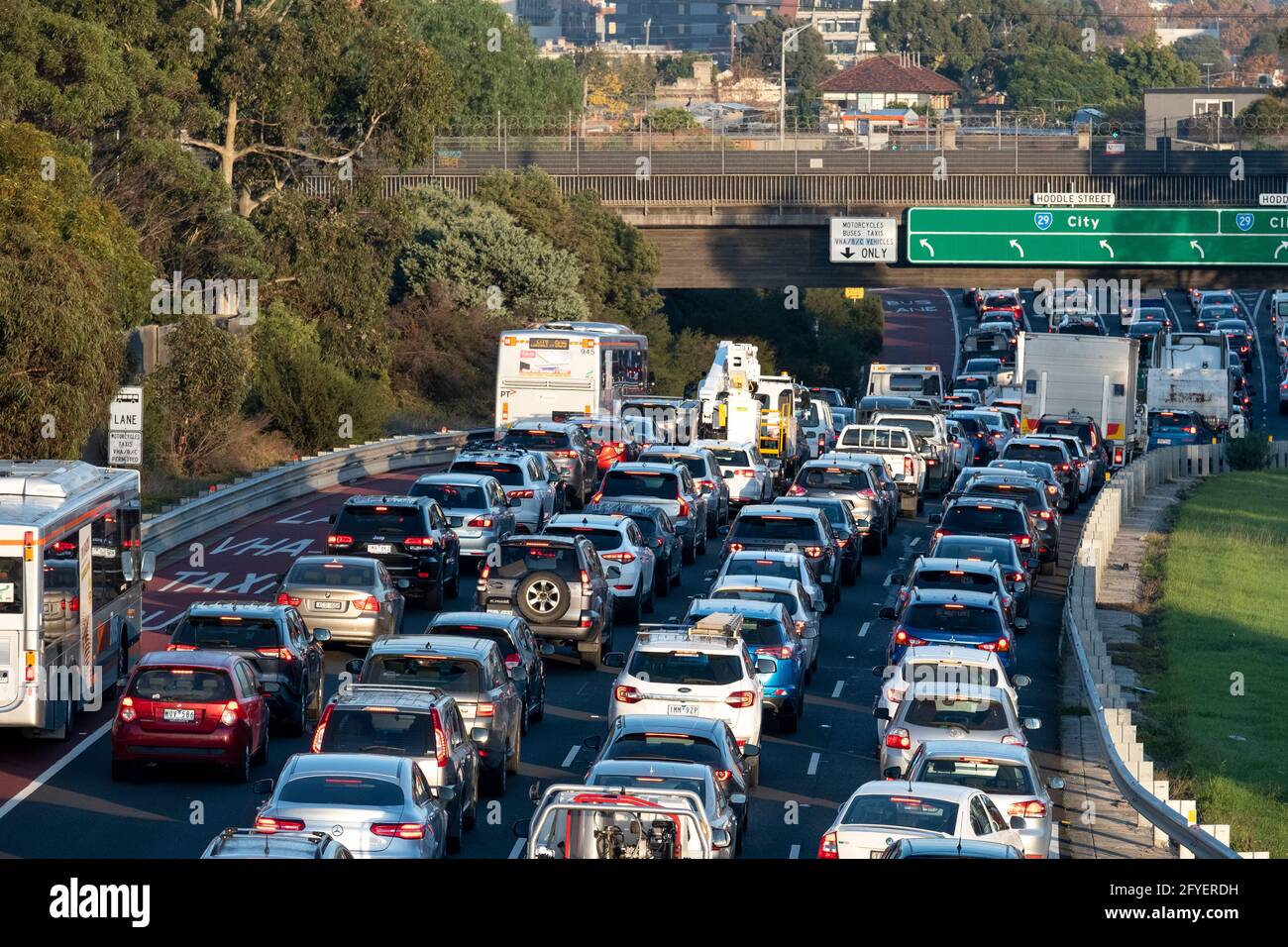 Trafic sur l'autoroute de l'est à Melbourne, Victoria, Australie. Banque D'Images