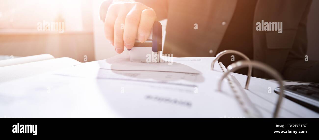Approuver le tampon en caoutchouc dans le bureau. Notaire Banque D'Images
