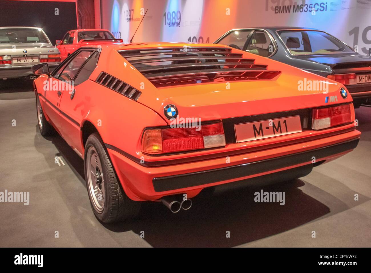 Allemagne, Munich - 27 avril 2011 : BMW M1 dans la salle d'exposition du musée BMW. La voiture a un corps en fibre de verre Banque D'Images