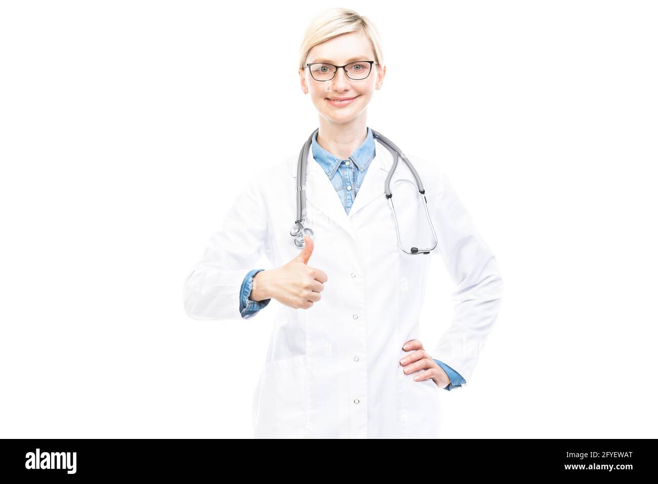 Portrait horizontal moyen de beau docteur caucasien réussi portant blanc pelage et lunettes faisant des gestes sur fond blanc de l'appareil photo Banque D'Images