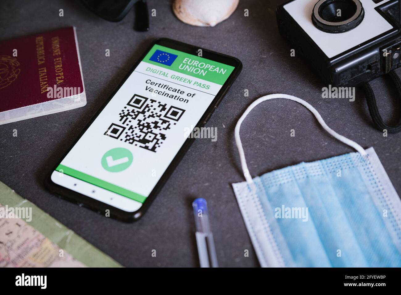 Certificat vert numérique covid européen sur l'écran d'un téléphone portable avec code qr et masque facial. Le certificat de vaccination de l'Union européenne covid19 Banque D'Images