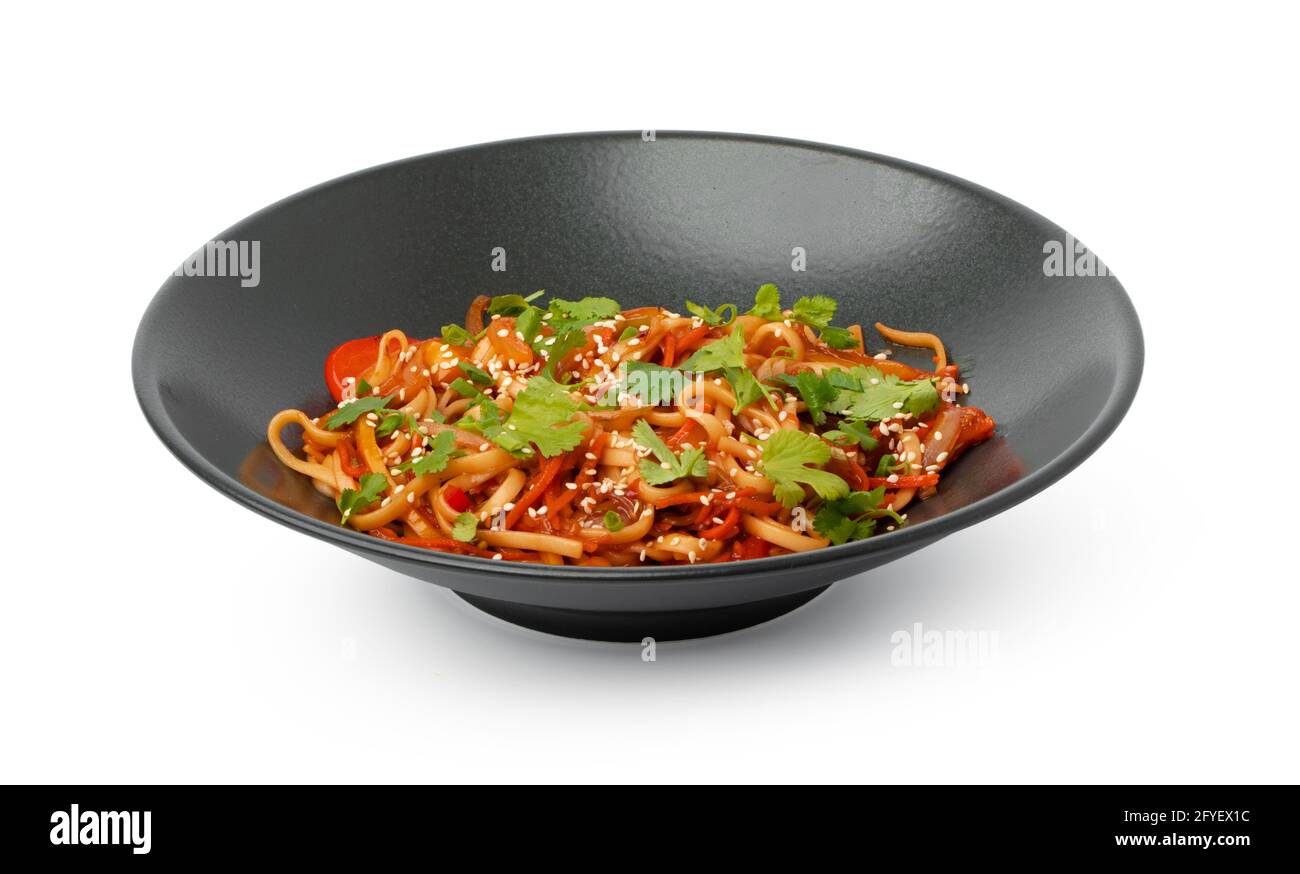 Bol avec nouilles wok asiatiques isolées sur blanc Photo Stock - Alamy