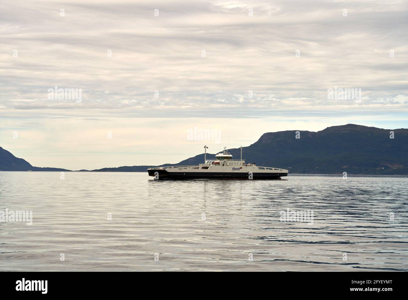 MOLDE, NORVÈGE - 26 juillet 2020 : la ligne de ferry Fjord1 traverse le Fannefjord à Molde, dans l'ouest de la Norvège. Fjord1 est une compagnie maritime norvégienne. Banque D'Images
