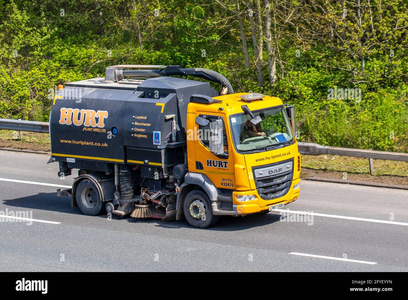 SPÉCIFICATIONS DU châssis HURTE DAF LF 230 FA 4x2 Johnston Sweeper conduite sur l'autoroute M61, Royaume-Uni Banque D'Images