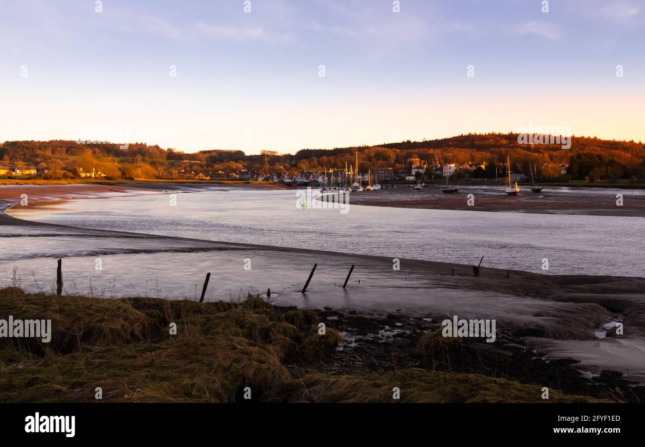 Coucher de soleil d'hiver sur l'estuaire de la rivière Dee à marée basse à Kirkcudbright Harbour, Dumfries et Galloway, en Écosse. Banque D'Images