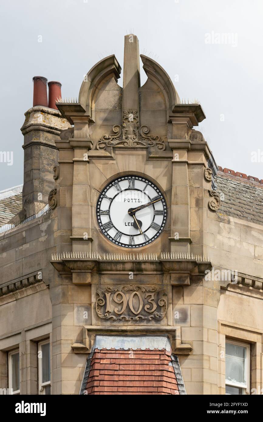 Potts of Leeds horloge publique sur l'ancien bâtiment de la banque du Yorkshire, Barnsley, South Yorkshire, Angleterre, Royaume-Uni Banque D'Images