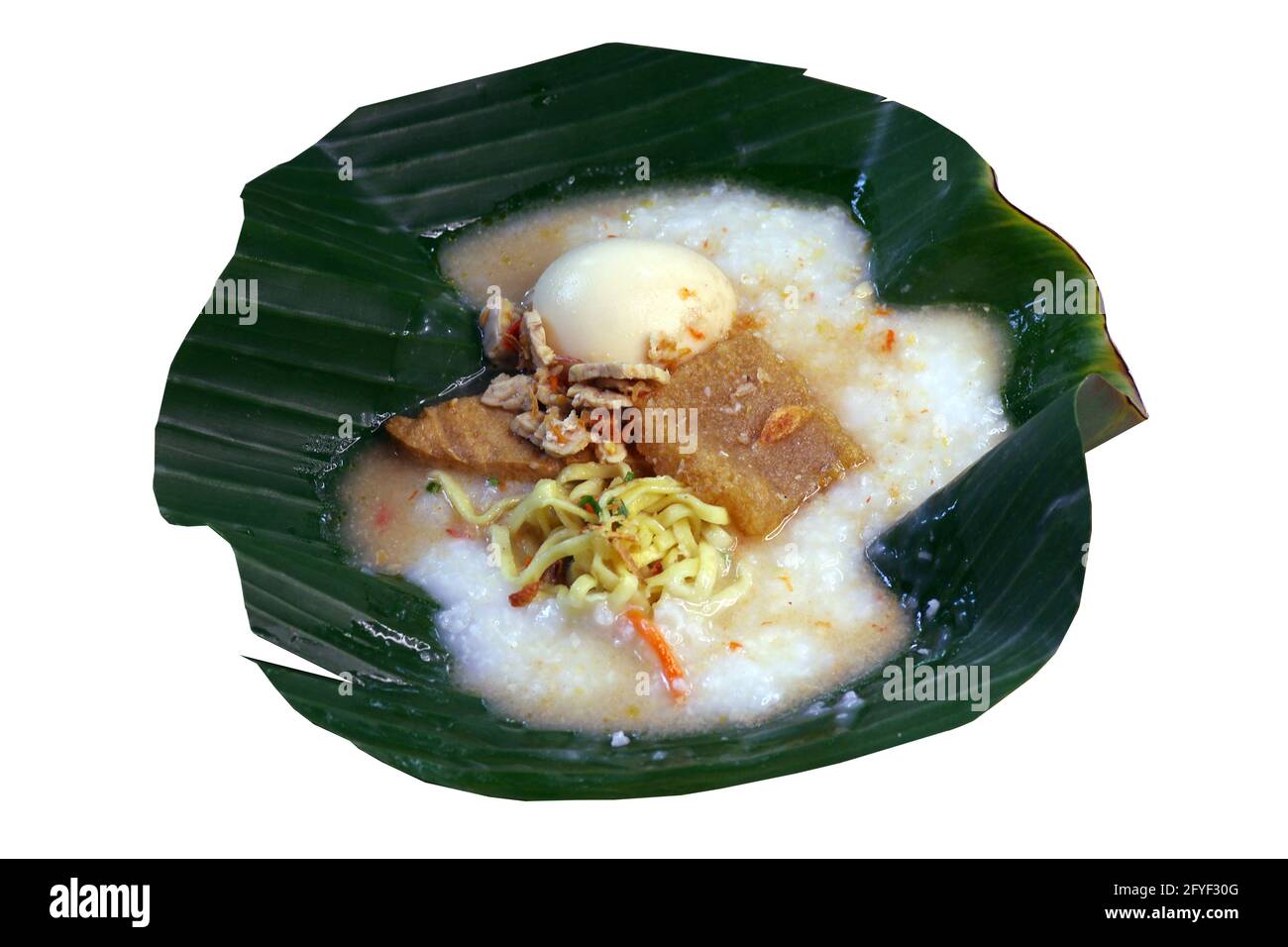 Bubur Jawa, porridge de riz indonésien avec œufs et nouilles jaunes, foyer peu profond et isolé sur fond blanc. Banque D'Images