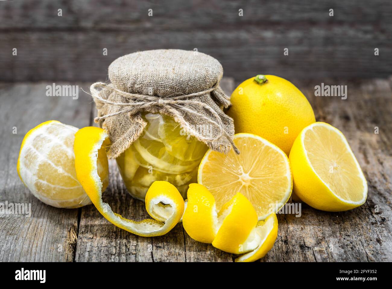 Tranches de citron en pot conservées dans le sucre. Nourriture maison pour préserver l'hiver. Banque D'Images