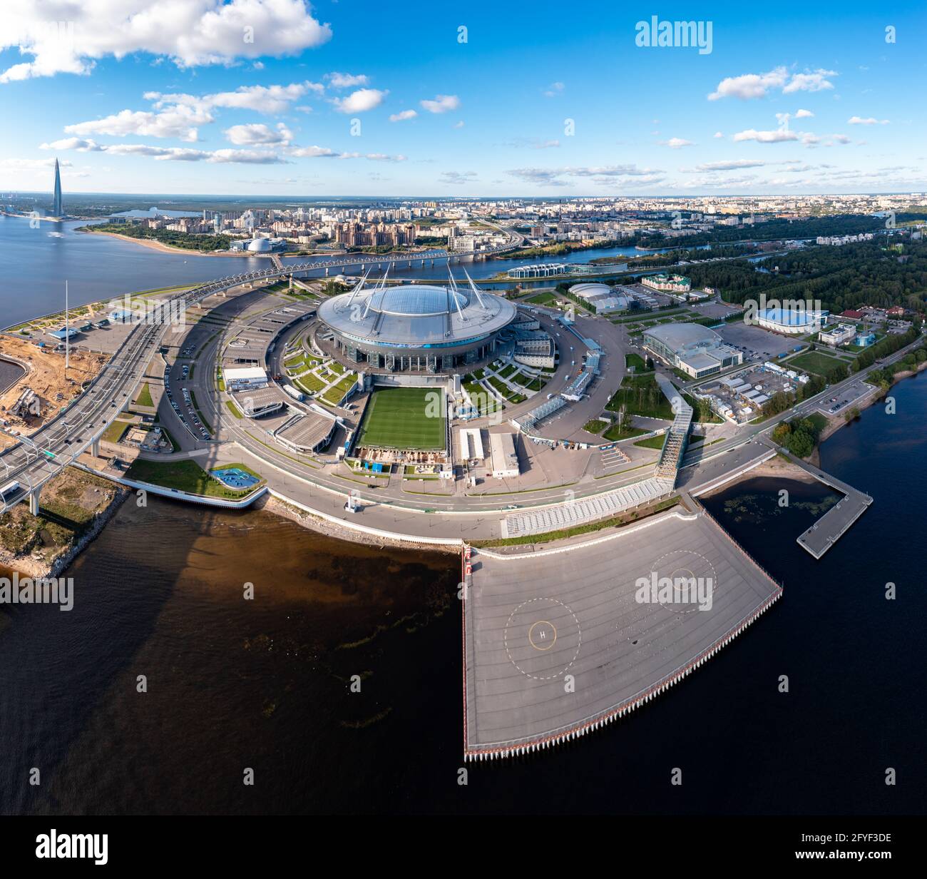 Russie, Saint-Pétersbourg, 01 septembre 2020: Drone point de vue du nouveau stade Gazprom Arena, Euro 2020, terrain de football rétractable, gratte-ciel Lakhta Banque D'Images