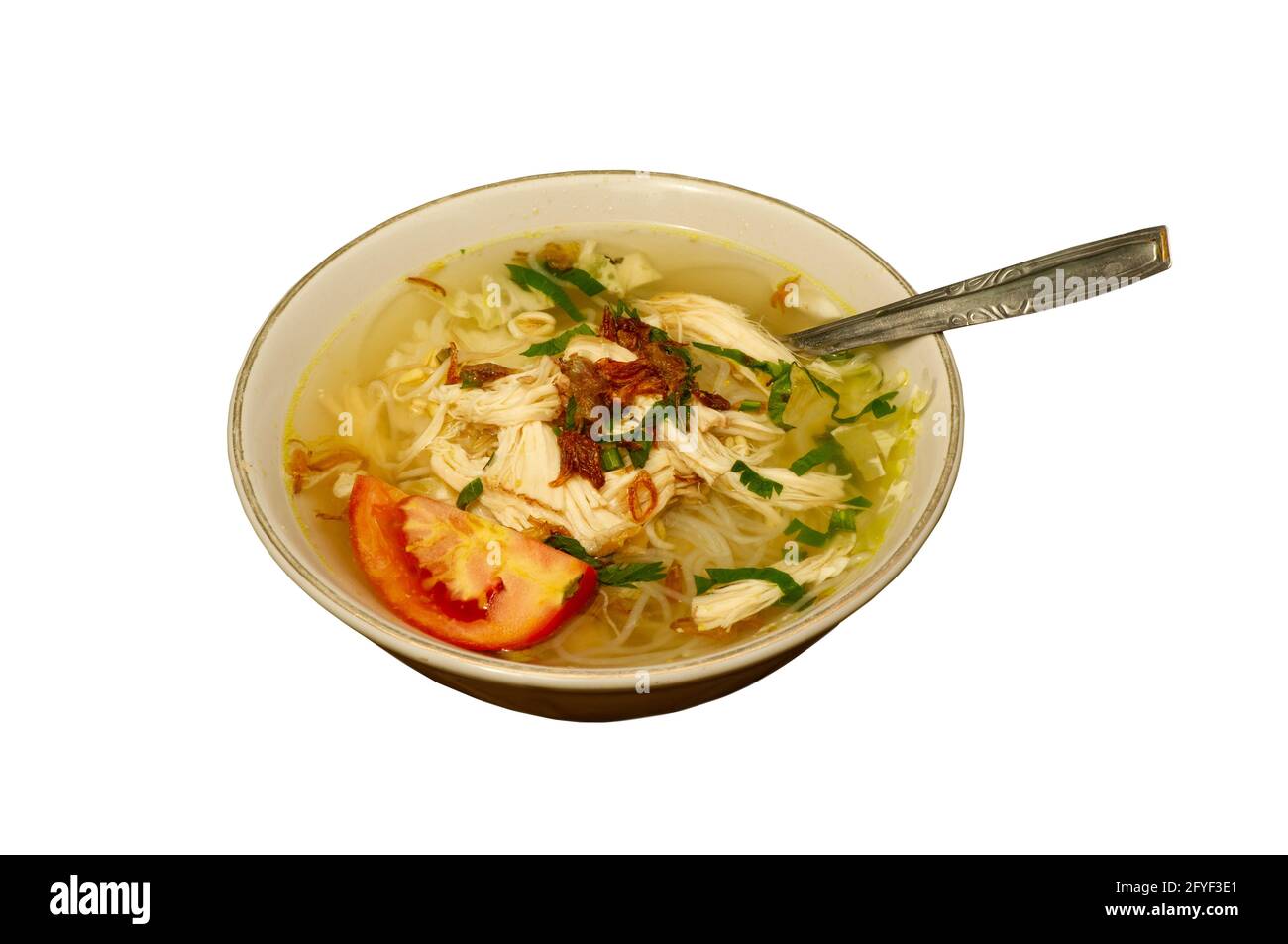 Soto Ayam, une soupe de poulet traditionnelle indonésienne, isolée sur fond blanc Banque D'Images