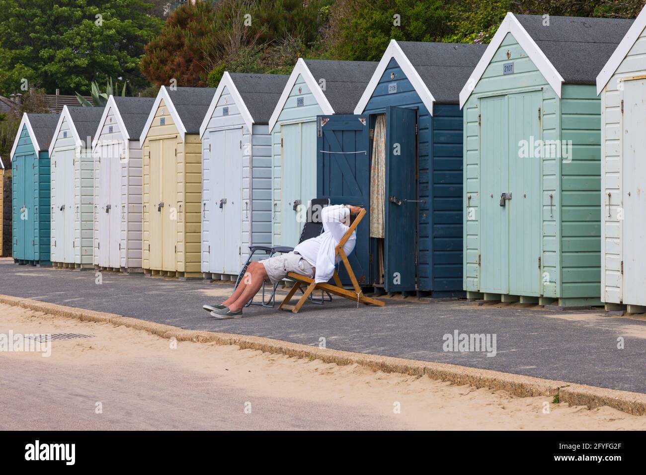 Bournemouth, Dorset, Royaume-Uni. 28 mai 2021. Météo au Royaume-Uni : soleil brumeux et chaleureux sur les plages de Bournemouth, tandis que les gens se dirigent vers le bord de mer pour l'air frais, l'exercice et profiter du soleil. Bournemouth se prépare à une infux de visiteurs au cours du long week-end prochain des vacances en banque, car de plus en plus de gens prennent des vacances en raison des restrictions sur les voyages à l'étranger en raison de Covid. Crédit : Carolyn Jenkins/Alay Live News Banque D'Images