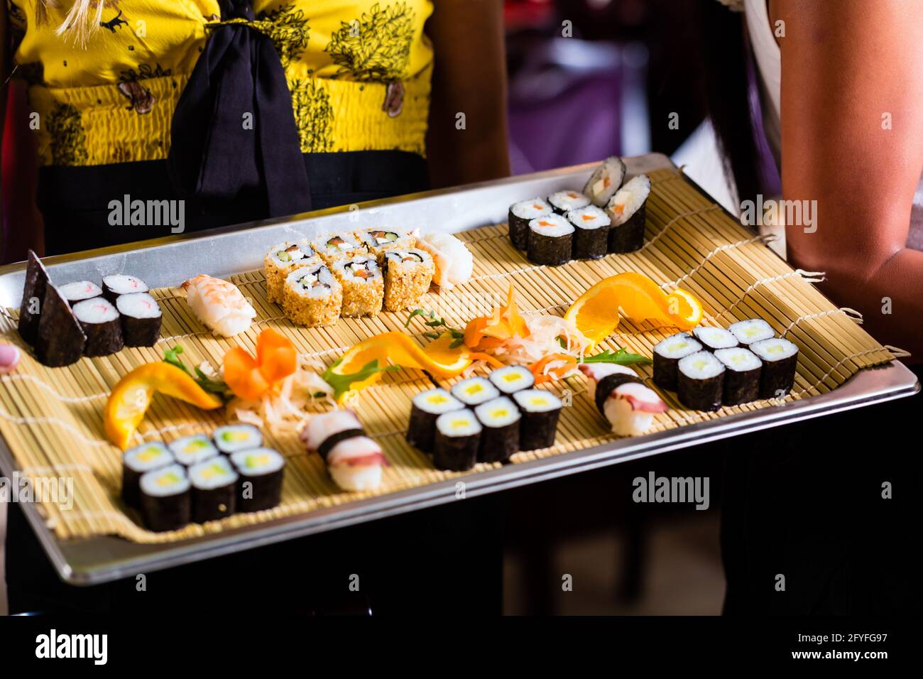 Serveuse en restaurant asiatique avec sushi Banque D'Images