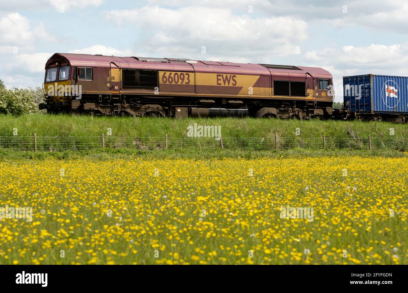 EWS classe 66 diesel locomotive no 66093 tirant un train freightliner près de Kings Sutton, Northamptonshire, Angleterre, Royaume-Uni Banque D'Images