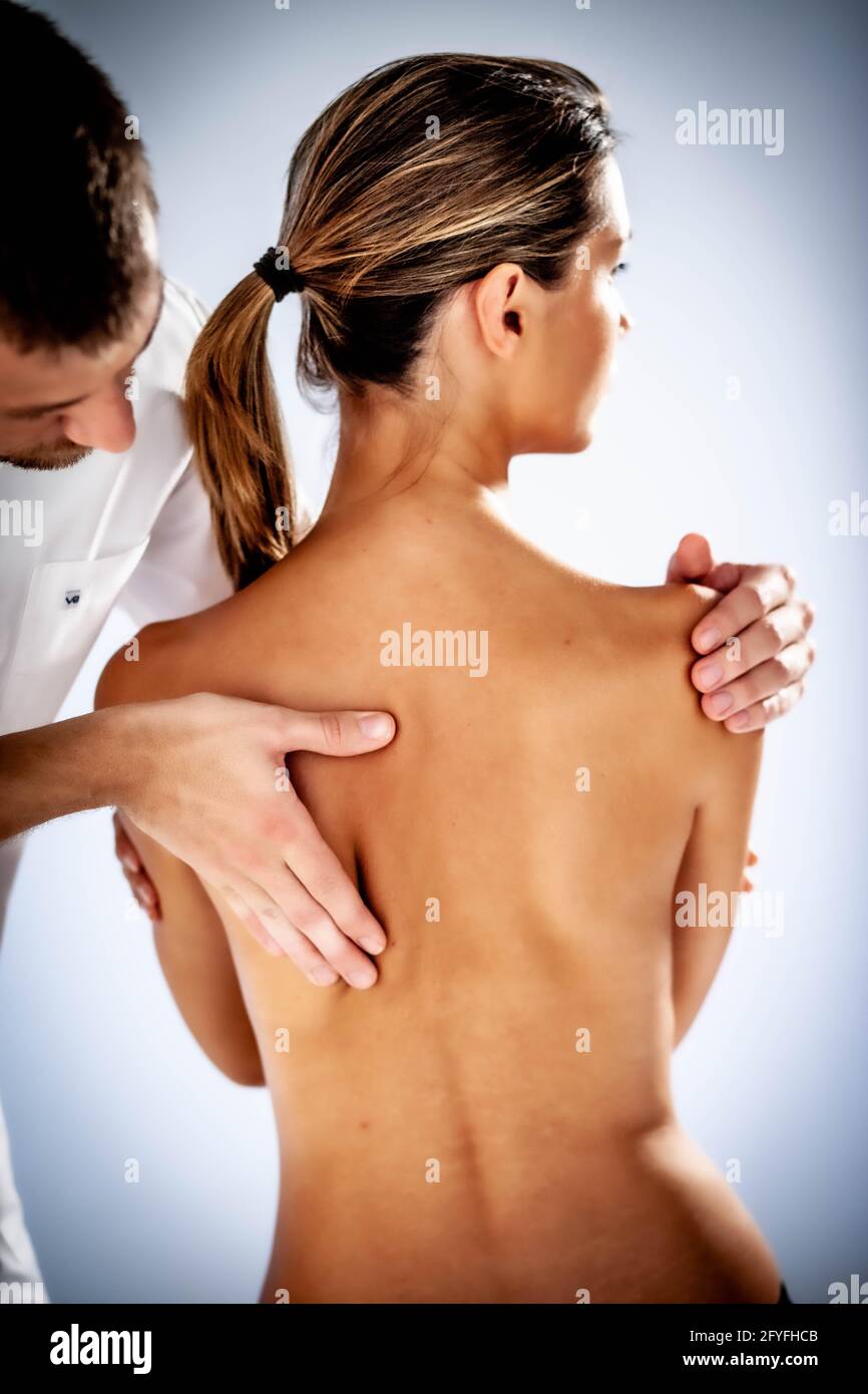 Ostéopathie structurelle session à une femme souffrant de douleur au cou. Banque D'Images