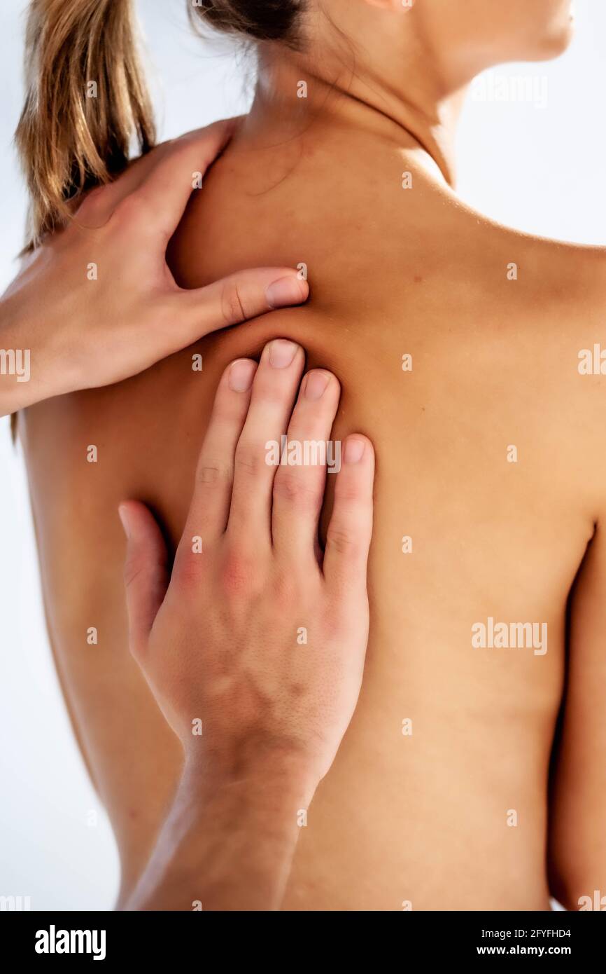 Ostéopathie structurelle session à une femme souffrant de douleur au cou. Banque D'Images