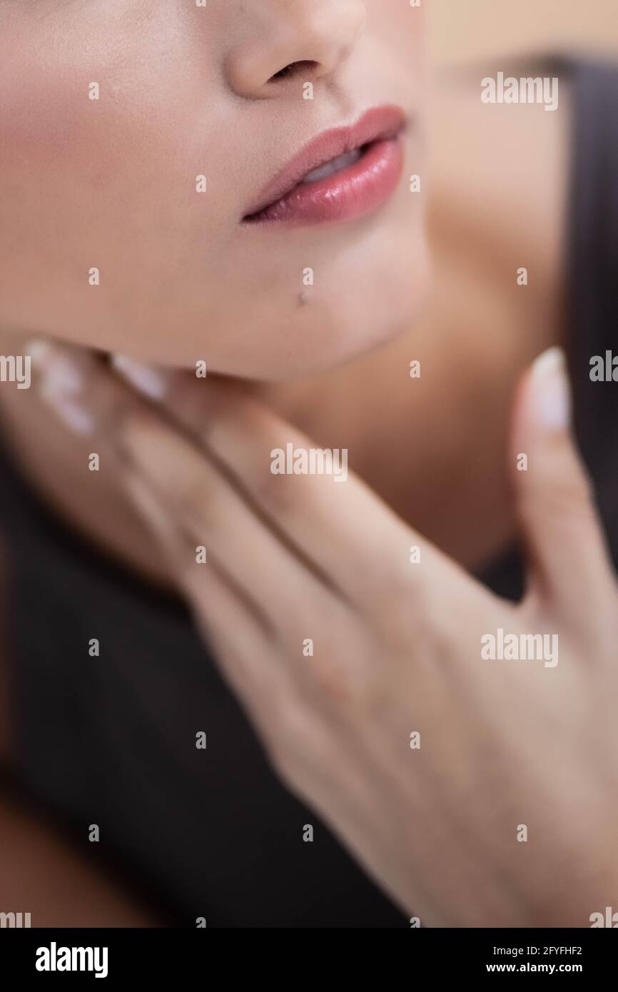 Femme de caresser sa gorge. Banque D'Images