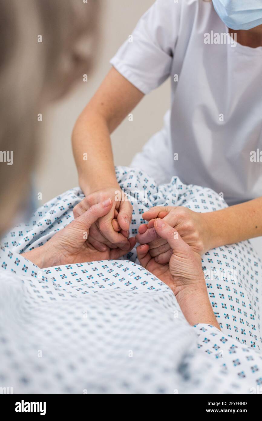 Infirmière avec un patient hospitalisé, France. Banque D'Images