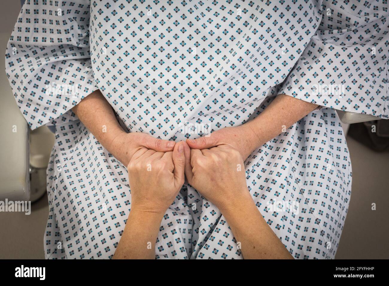 Femme dans la chambre d'hôpital, France. Banque D'Images