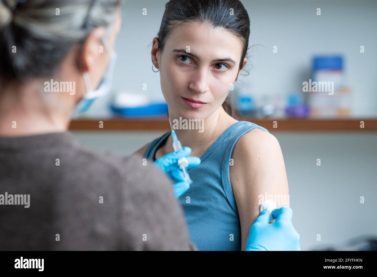 Femme recevoir la vaccination. Banque D'Images