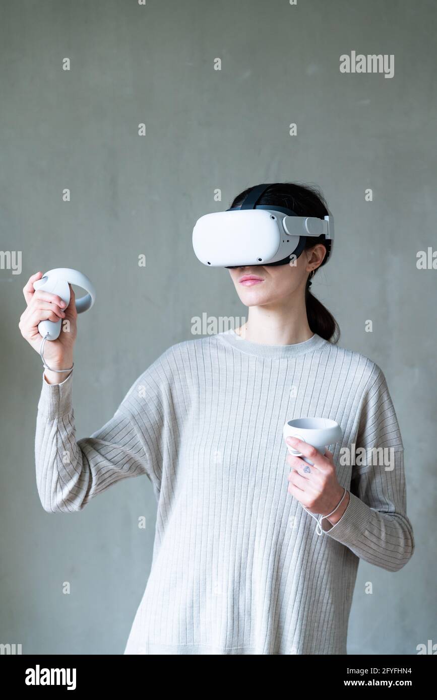 Femme utilisant le casque de réalité virtuelle Oculus. Banque D'Images