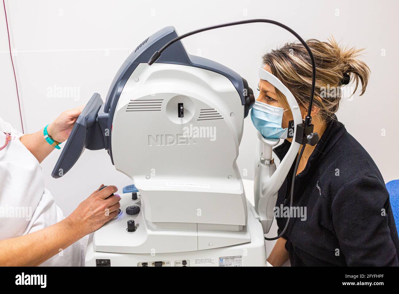 Femme faisant la rétinographie, un test de diagnostic pour obtenir une image du fond ou de la rétine et pour détecter des maladies qui affectent la rétine, comme l'âge Banque D'Images
