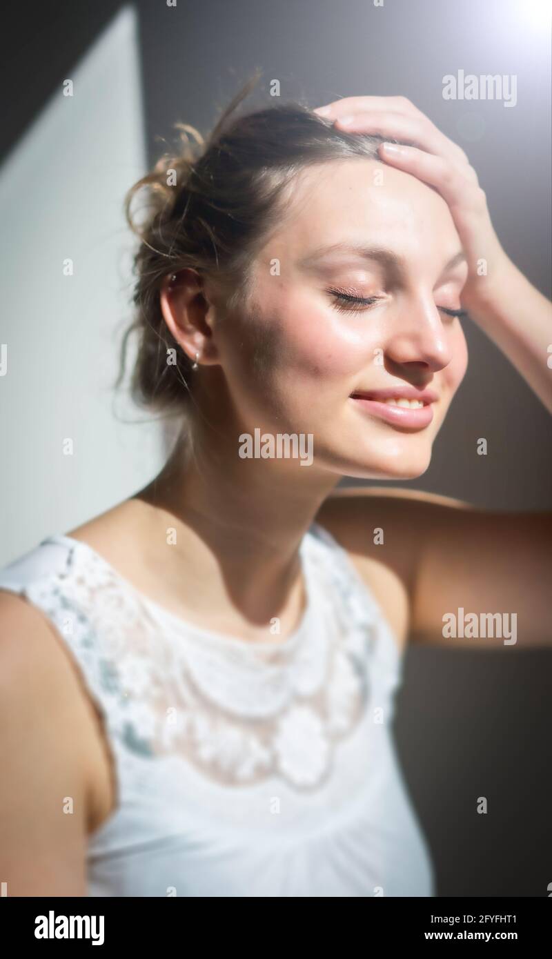 Femme en lunettes de soleil. Banque D'Images