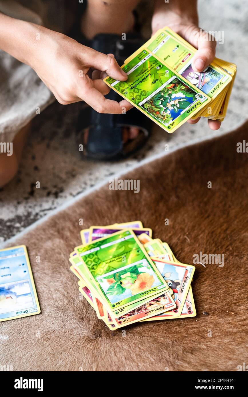 Enfant jouant avec des cartes Pokemon ®. Banque D'Images
