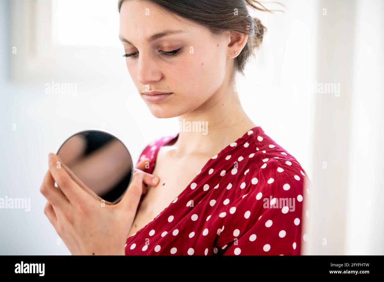 Femme inspectant une marque de beauté. Banque D'Images