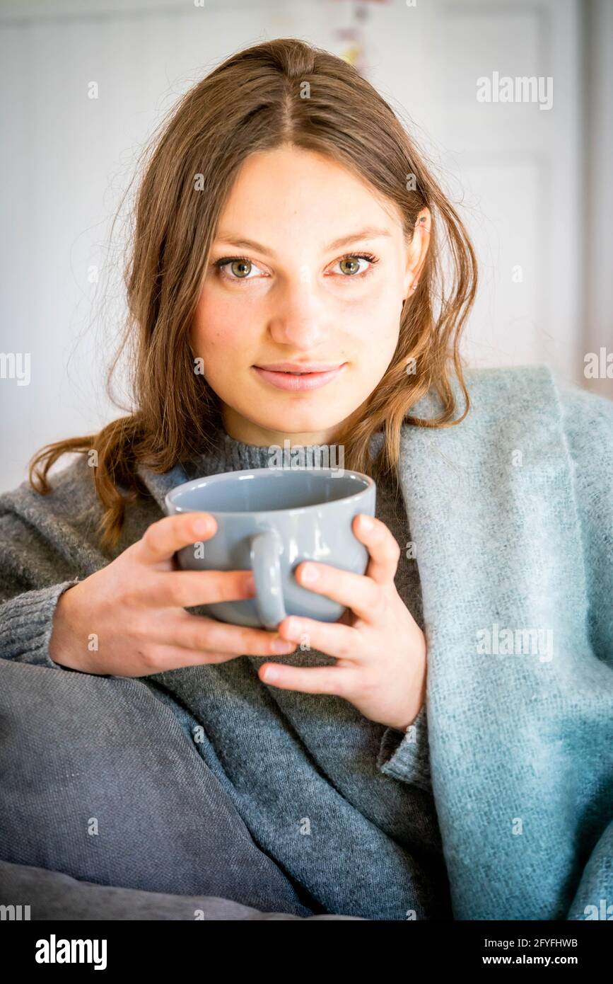 Femme buvant boisson chaude. Banque D'Images