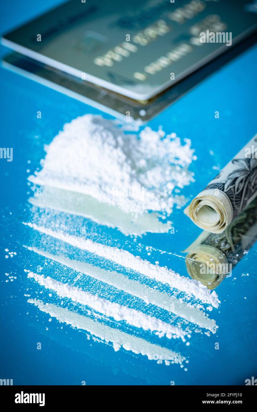 Billet de banque roulé utilisé pour arrater une ligne de cocaïne. Banque D'Images